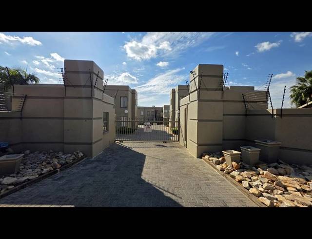 2 BEDROOM TOWNHOUSE FOR SALE IN MAGALIESKRUIN